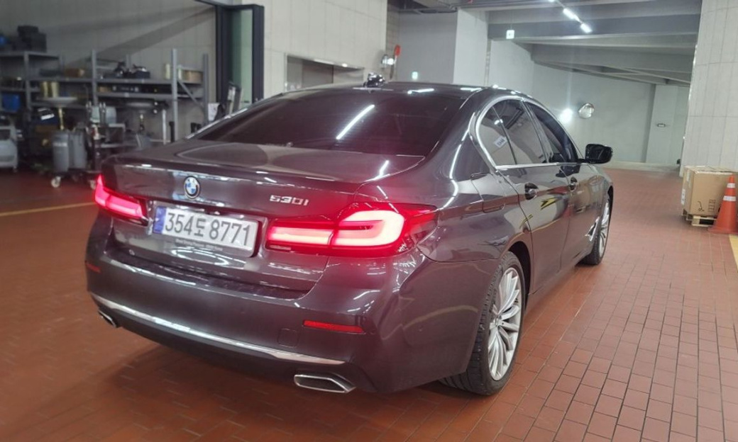 BMW 5-Series 530i Luxury, 2023