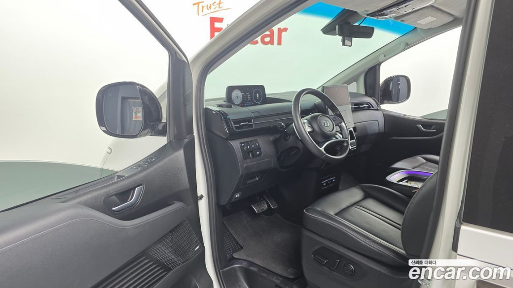 Hyundai Staria Lounge 9-Seater, 2023