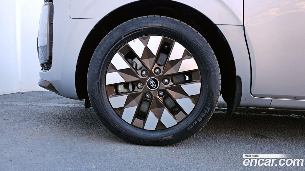 Hyundai Staria 4WD Lounge 9-Seater, 2023