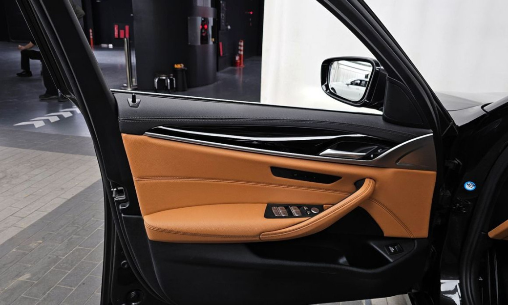 BMW 5-Series 520i Luxury, 2022