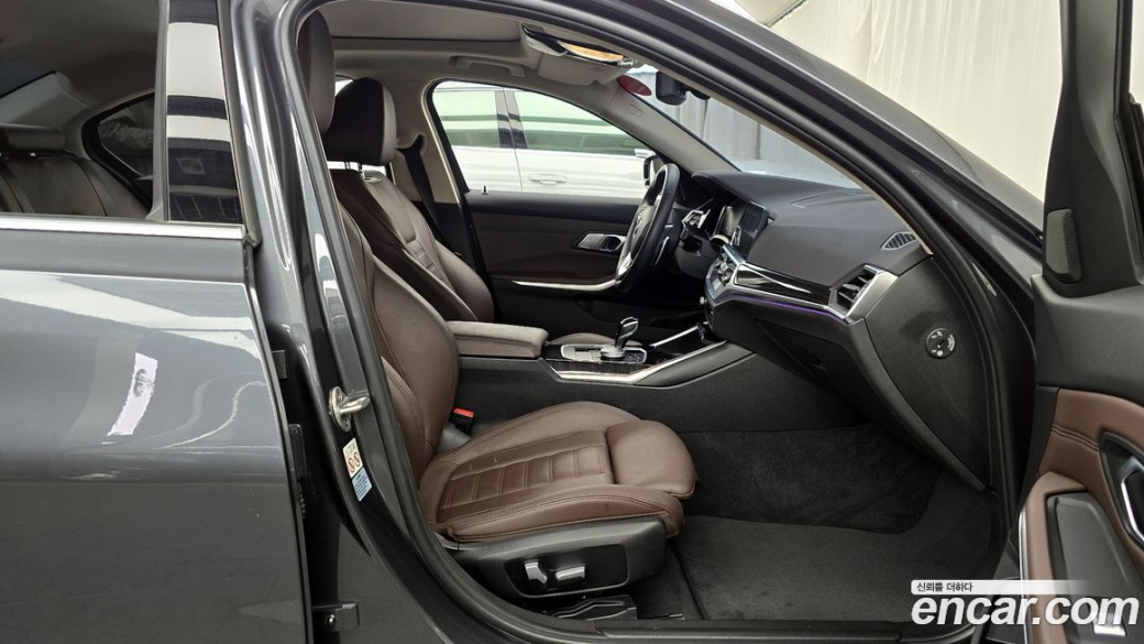 BMW 3-Series 320i Luxury, 2022