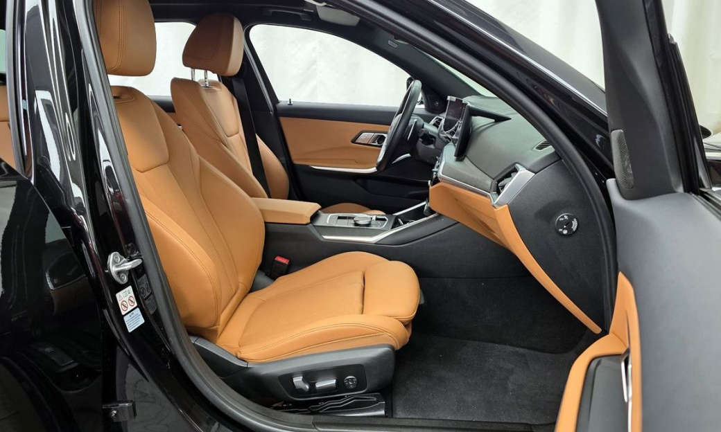 BMW 3-Series 320i Touring, 2024