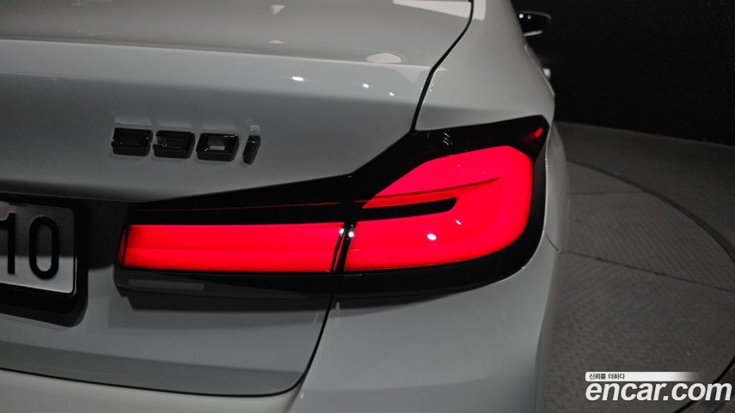 BMW 5-Series 530i Luxury, 2023