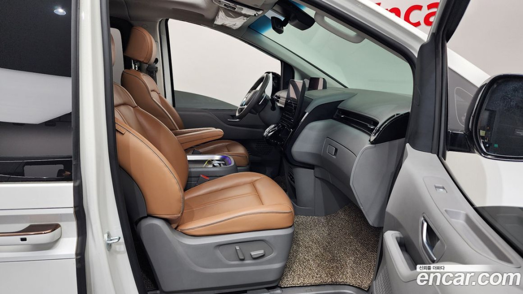 Hyundai Staria 4WD Lounge 7-Seater, 2022