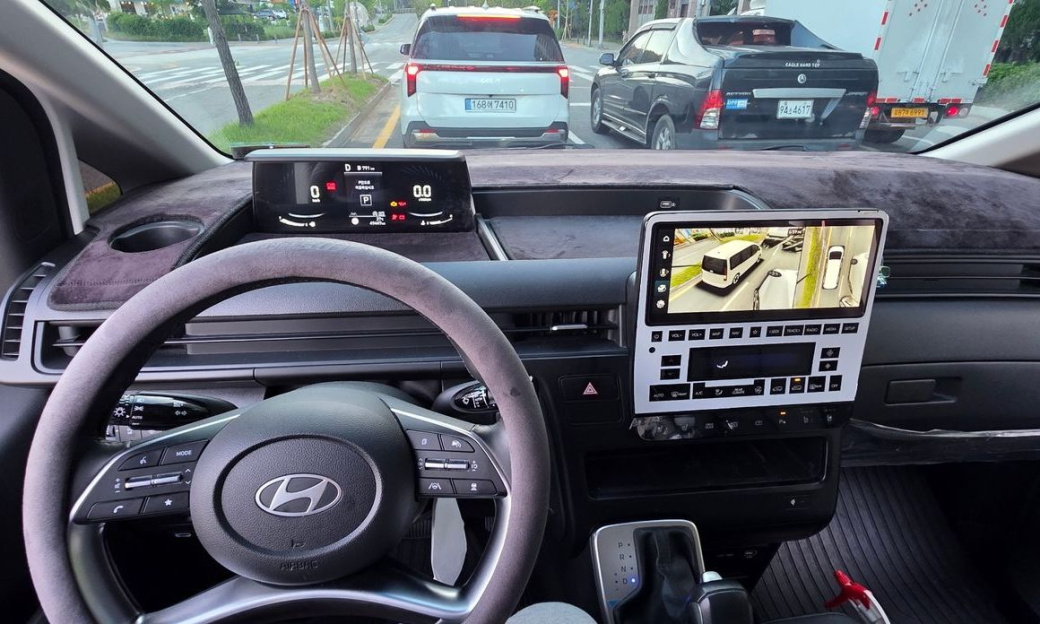 Hyundai Staria 4WD Tourer 11-Seater, 2025