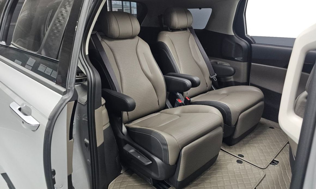 Kia Carnival 7-Seater Gravity, 2025
