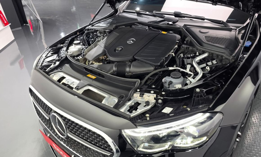 Mercedes-Benz E-Class E300 4MATIC AMG Line, 2025