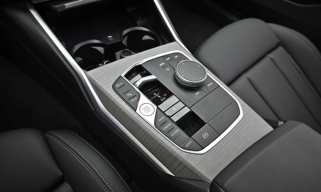 BMW 3-Series 320i, 2025