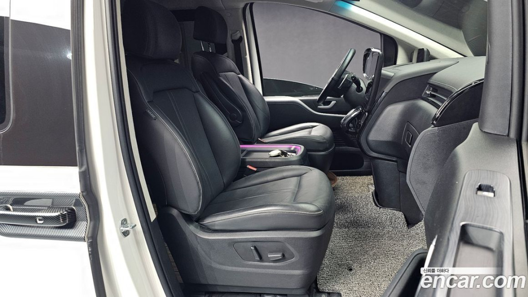 Hyundai Staria 4WD Lounge 9-Seater, 2024