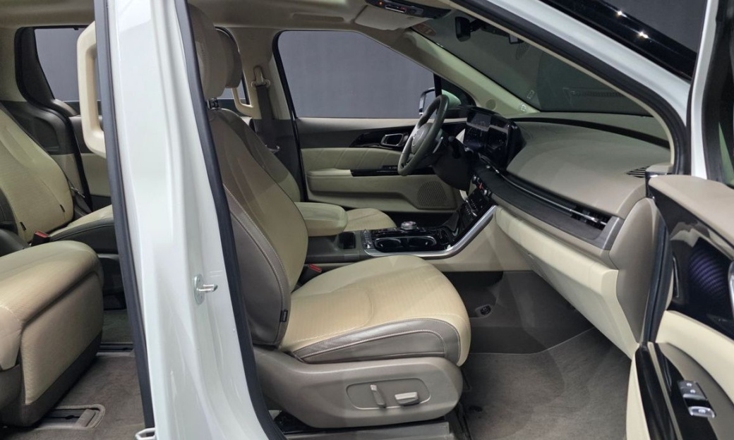 Kia Carnival 7-Seater Signature, 2023