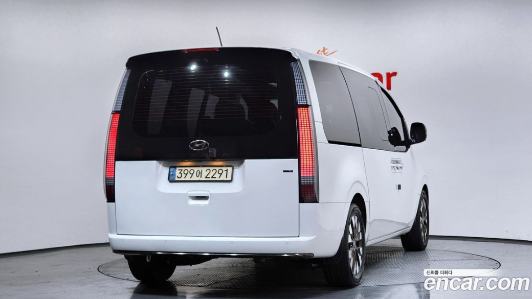 Hyundai Staria 4WD Lounge 7-Seater, 2022