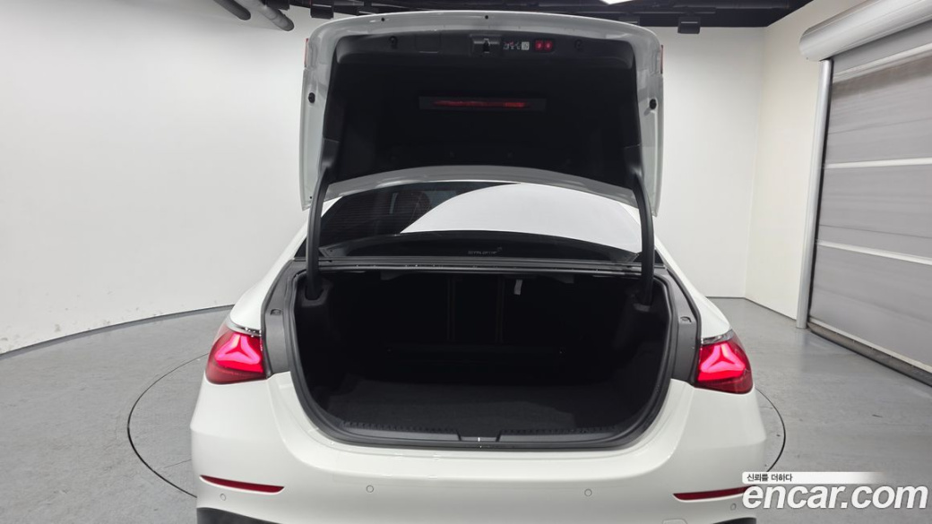 Mercedes-Benz E-Class E300 4MATIC AMG Line, 2025