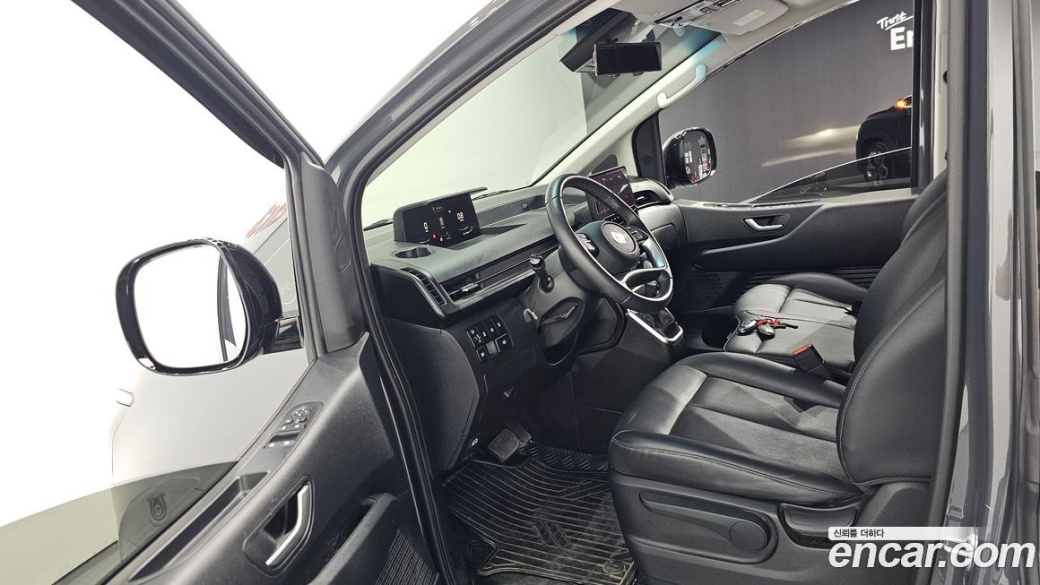 Hyundai Staria 4WD Tourer 9-Seater, 2025