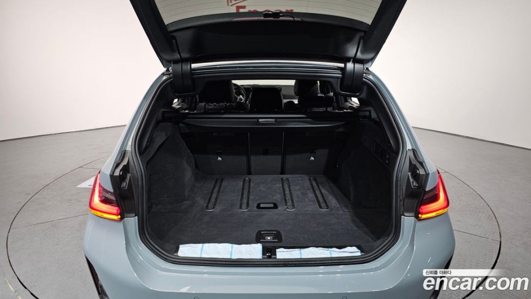 BMW 3-Series 320i Touring M Sports, 2023
