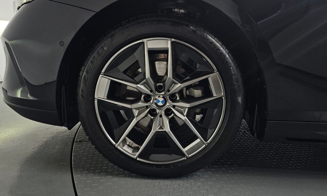 BMW 5-Series 520i, 2025