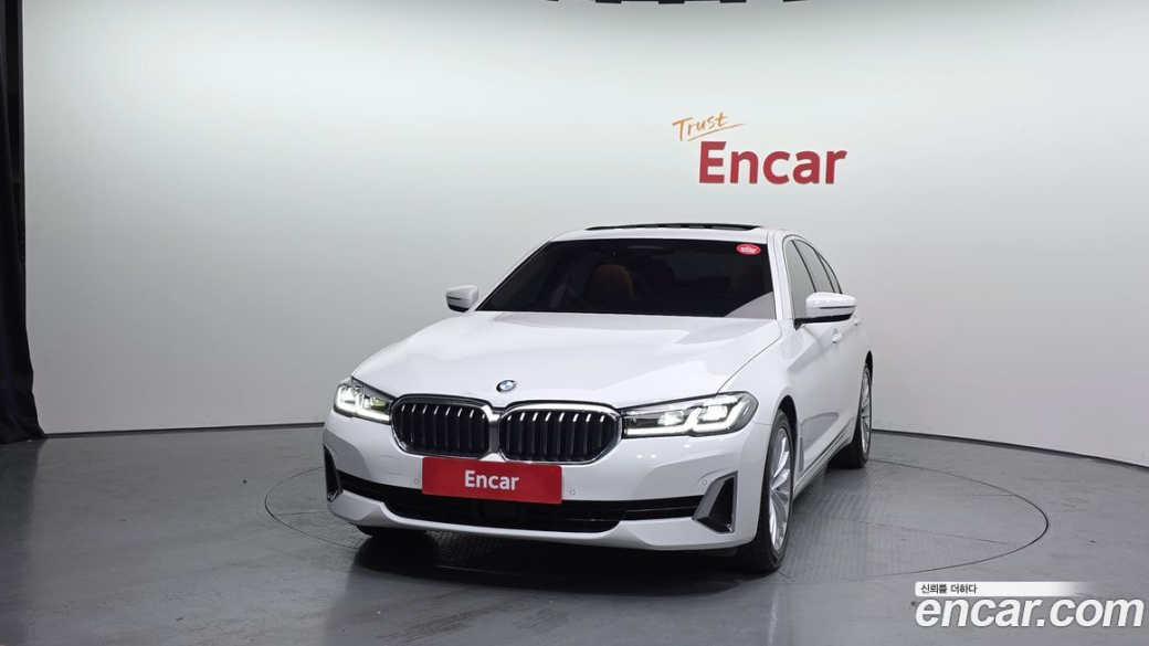 BMW 5-Series 520i Luxury, 2022