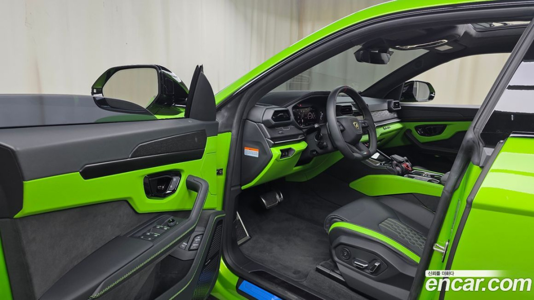 Lamborghini Urus 4.0 V8 SE, 2025