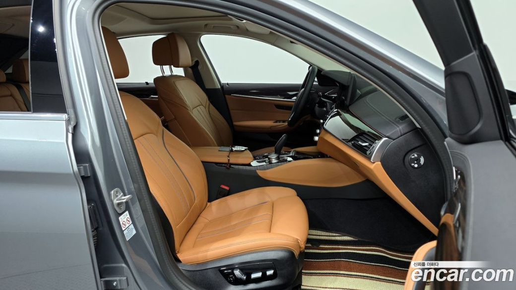 BMW 5-Series 520i Luxury, 2023