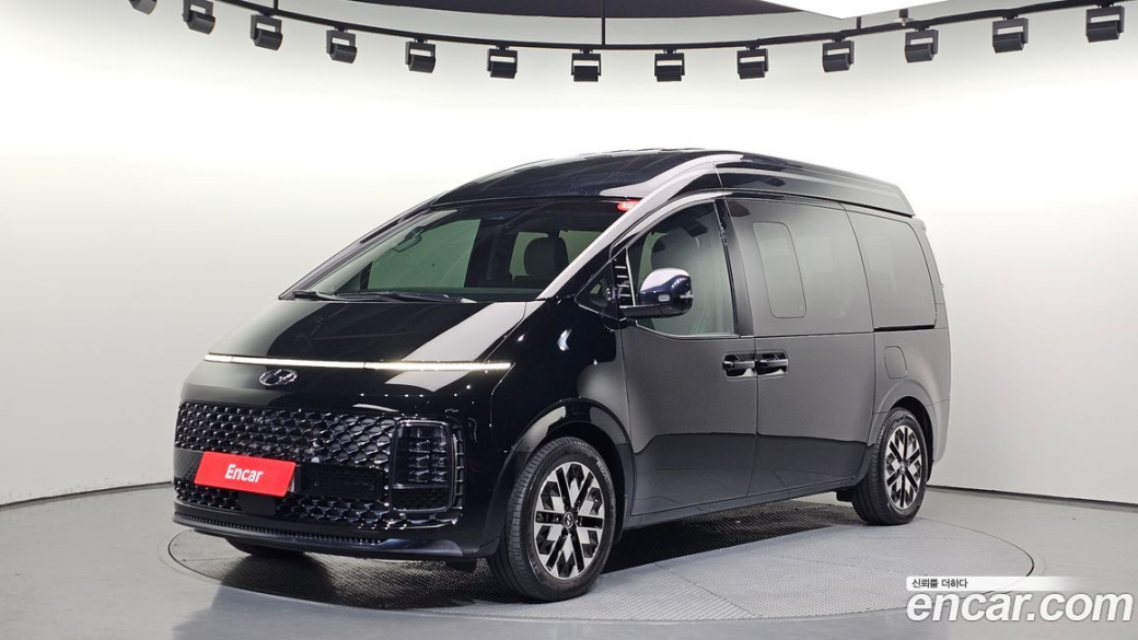 Hyundai Staria 4WD Lounge 7-Seater, 2024