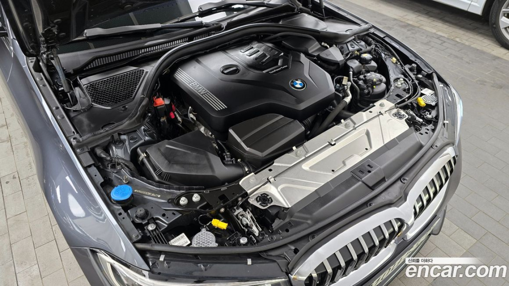 BMW 3-Series 320i Luxury, 2022