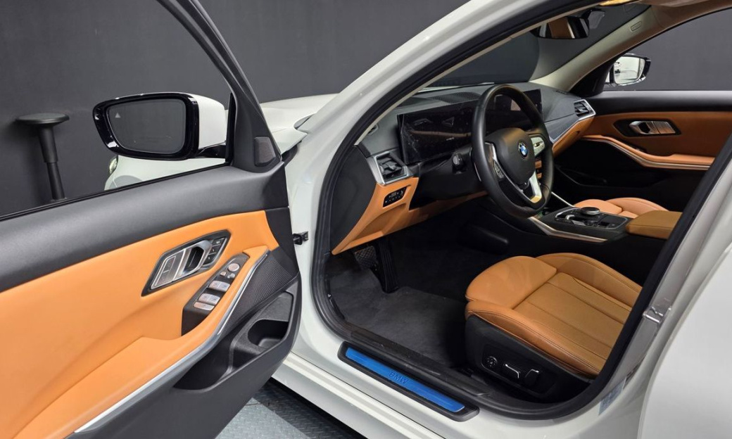 BMW 3-Series 320i, 2024