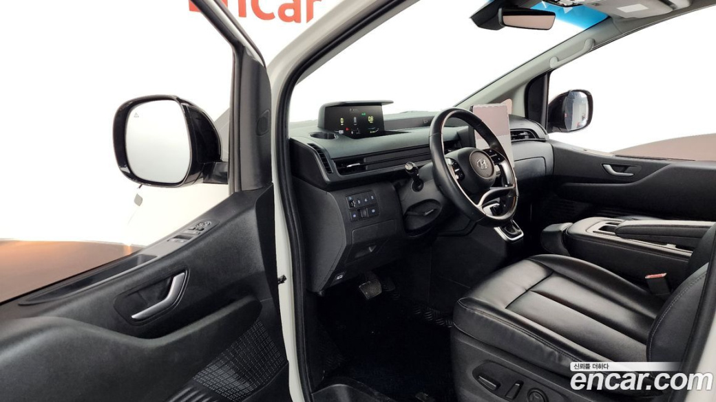 Hyundai Staria 4WD Tourer 9-Seater, 2023