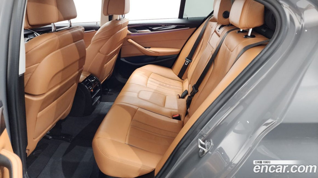 BMW 5-Series 520i Luxury, 2022