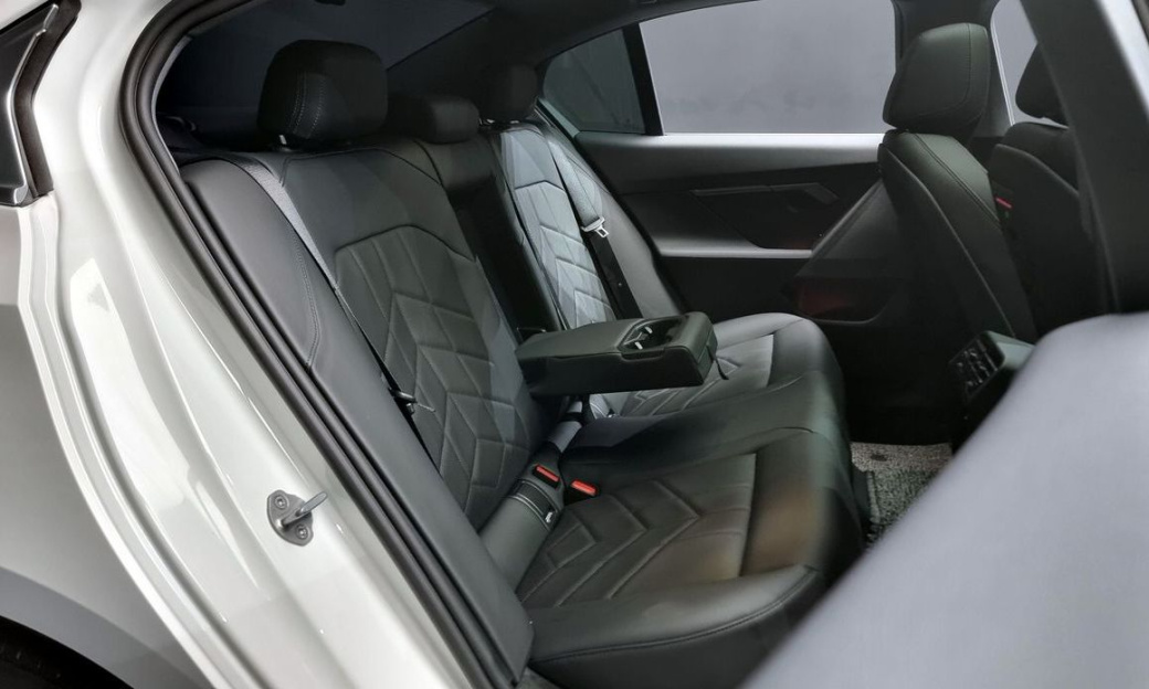 BMW 5-Series 520i, 2025