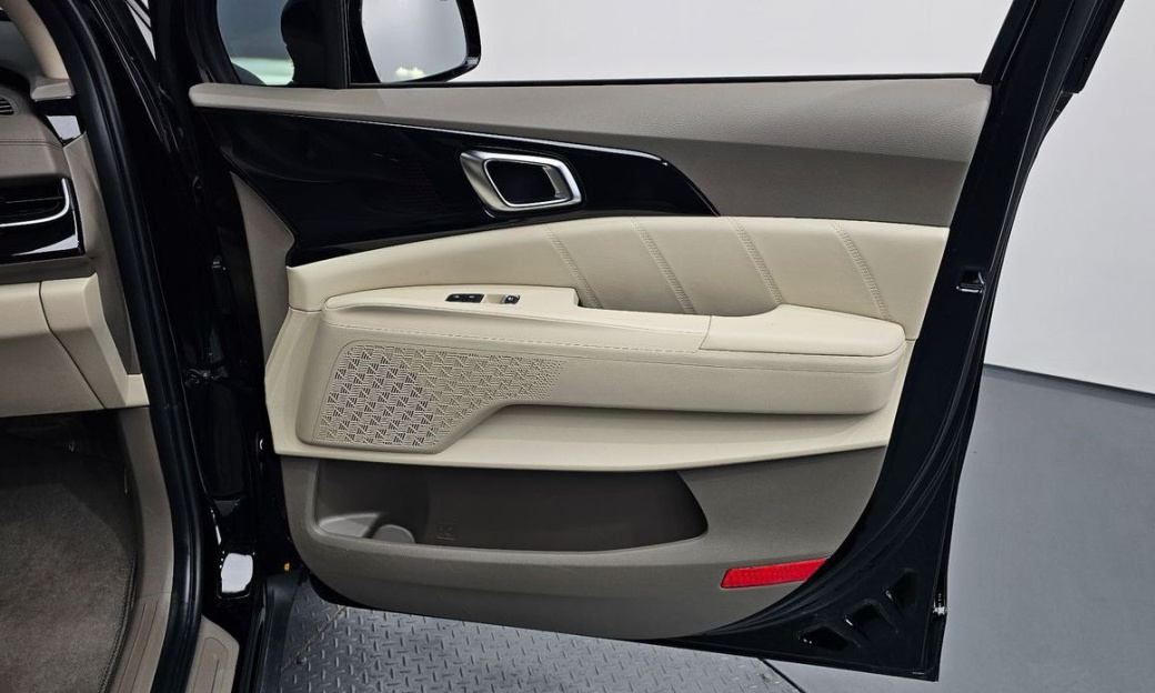 Kia Carnival 9-Seater Hi Limousine, 2024