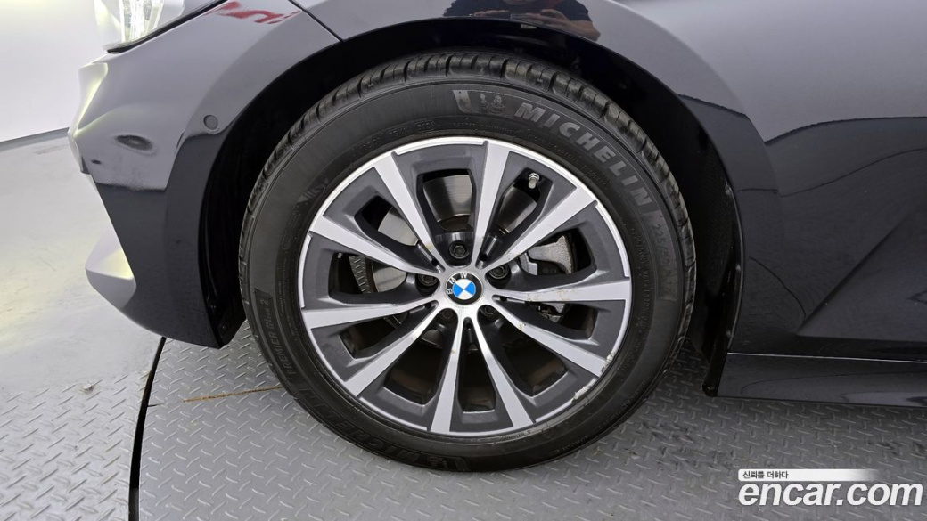 BMW 3-Series 320i Touring, 2023