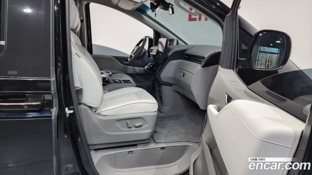 Hyundai Staria Lounge 9-Seater, 2022