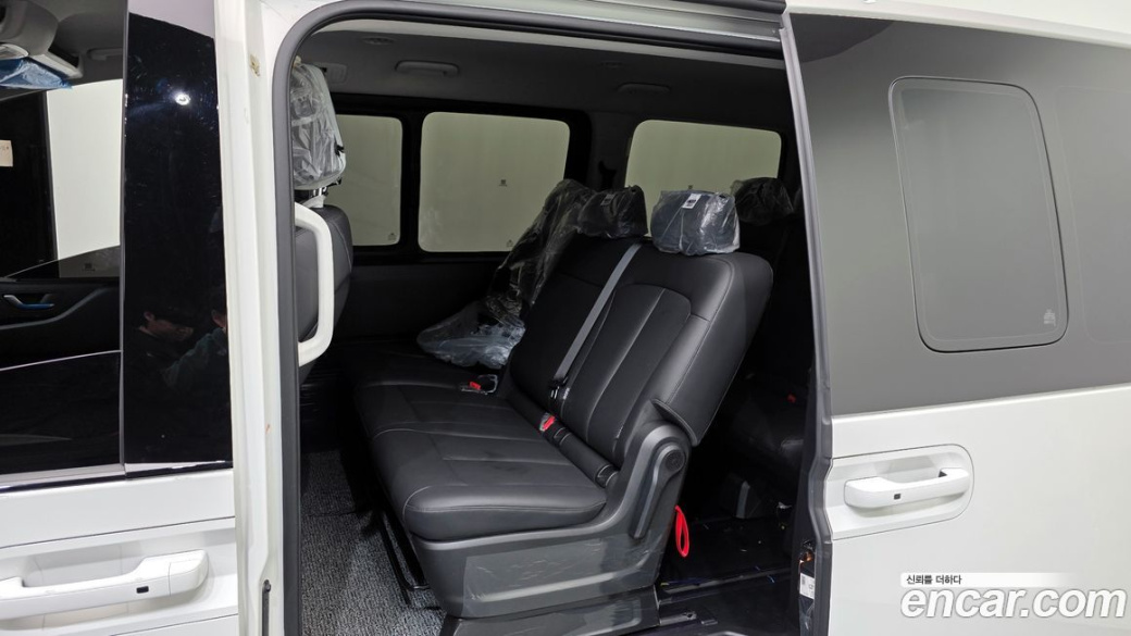 Hyundai Staria 4WD Tourer 9-Seater, 2025