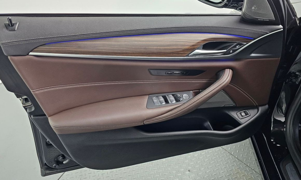 BMW 5-Series 530i Luxury, 2022