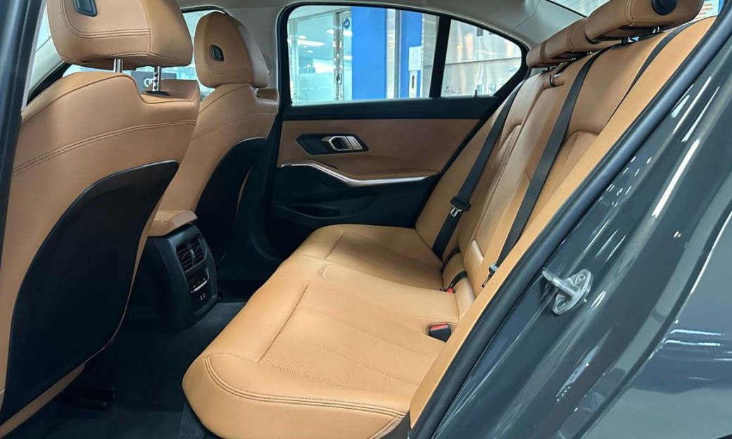 BMW 3-Series 320i, 2025