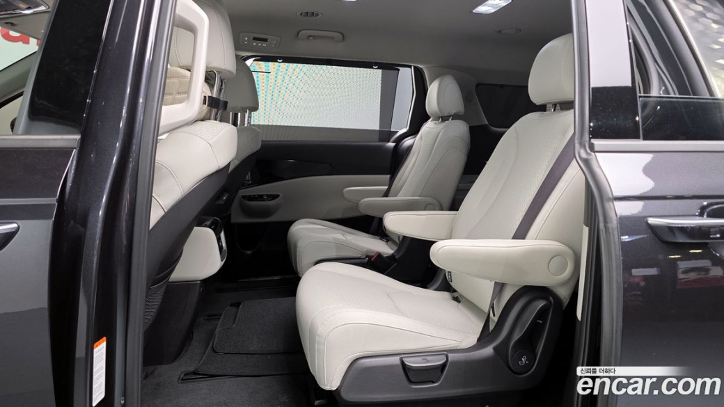 Kia Carnival 7-Seater Outdoor, 2023