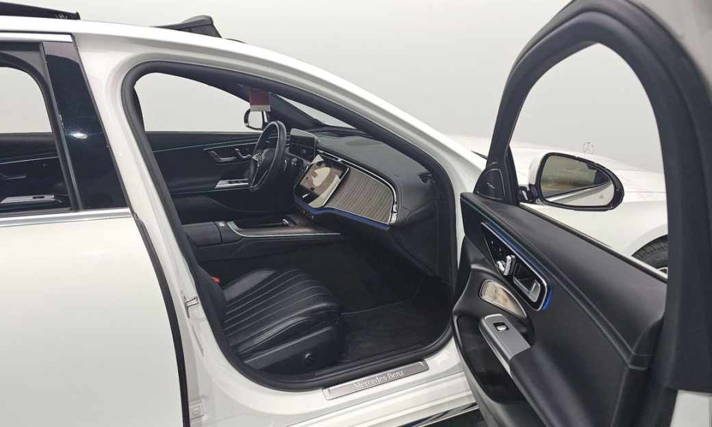 Mercedes-Benz E-Class E300 4MATIC Exclusive, 2025
