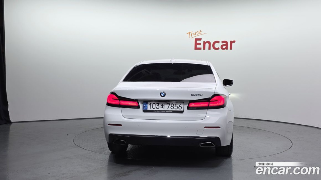 BMW 5-Series 520i Luxury, 2022
