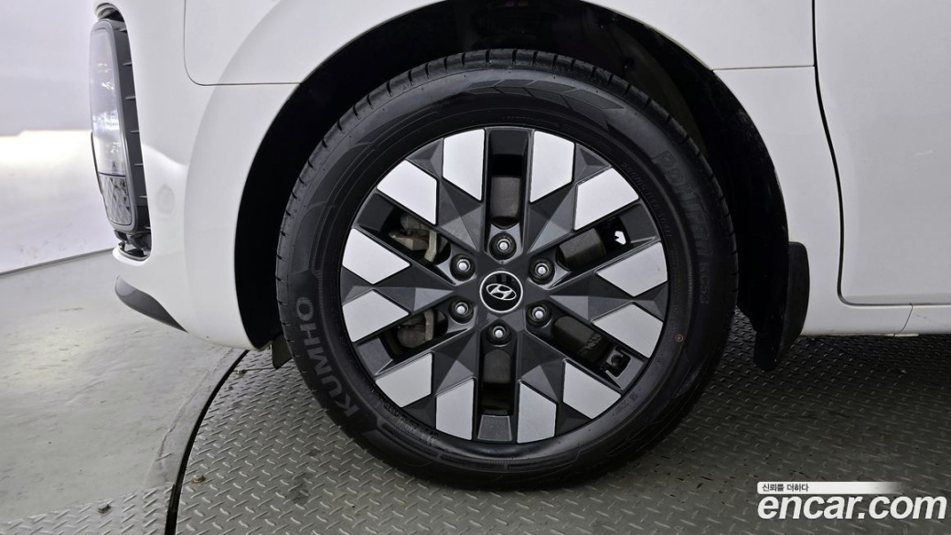 Hyundai Staria Lounge 9-Seater, 2022