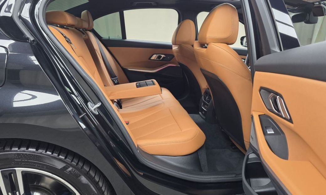 BMW 3-Series 320i M Sport, 2025