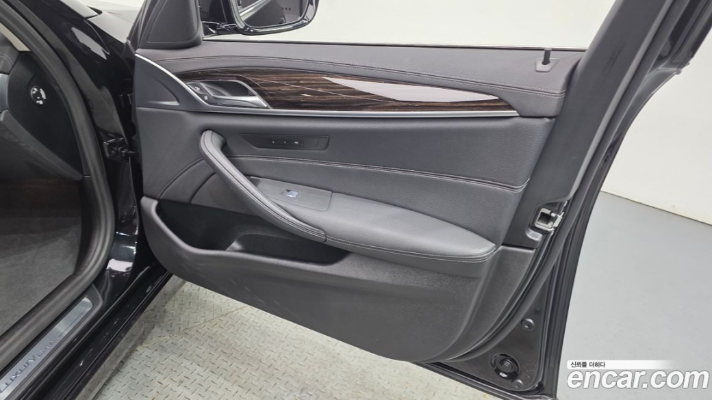 BMW 5-Series 520i Luxury, 2023