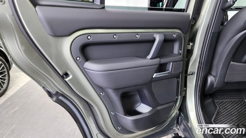 Land Rover Defender 110 D250 X-Dynamic SE, 2025