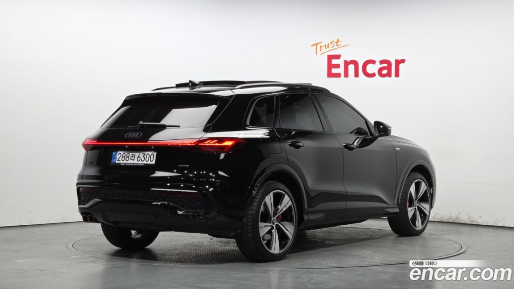 Audi Q5 40 TDI Quattro S Line Black Edition, 2025