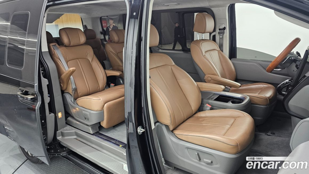 Hyundai Staria 4WD Lounge 7-Seater, 2023