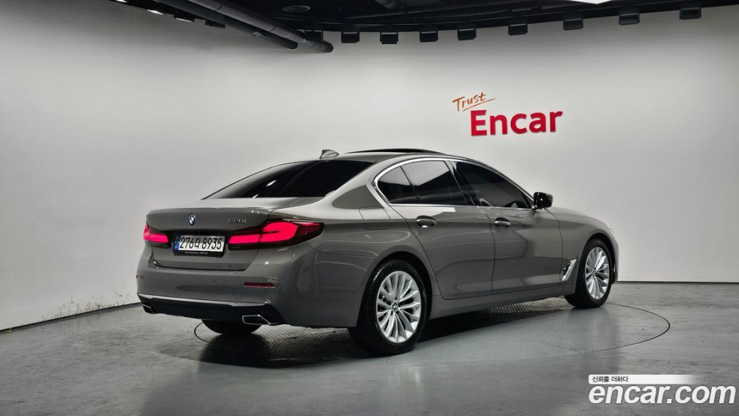 BMW 5-Series 520i Luxury, 2022