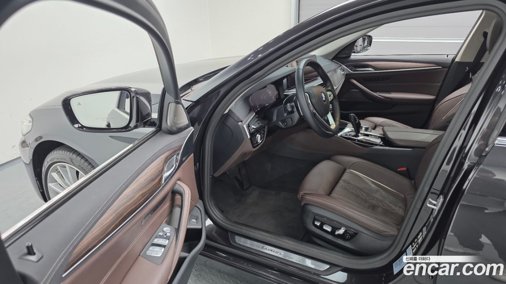 BMW 5-Series 530i xDrive Luxury, 2023