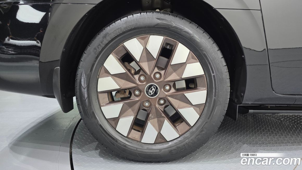 Hyundai Staria 4WD Lounge 7-Seater, 2022