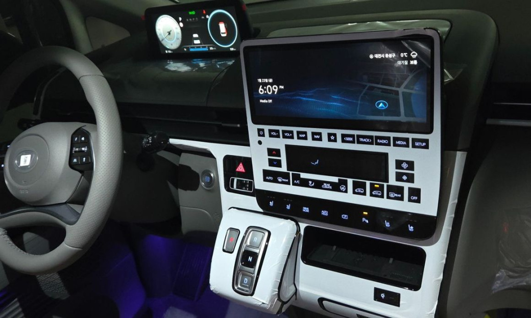 Hyundai Staria 4WD Lounge 7-Seater, 2025