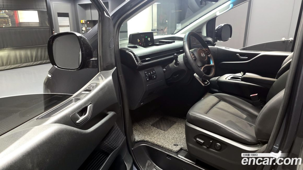 Hyundai Staria 4WD Tourer 9-Seater, 2025