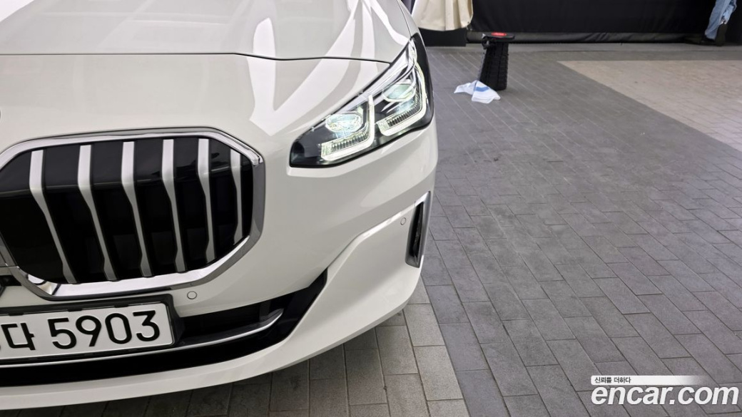 BMW 2-Series 220i Luxury, 2024