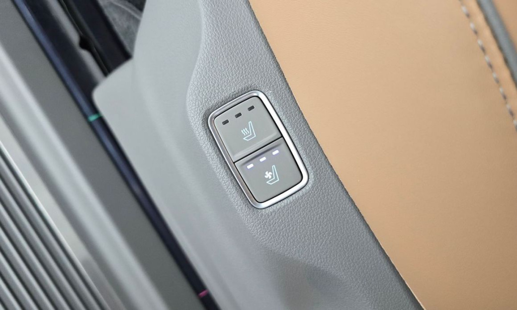 Hyundai Staria 4WD Lounge 9-Seater, 2025